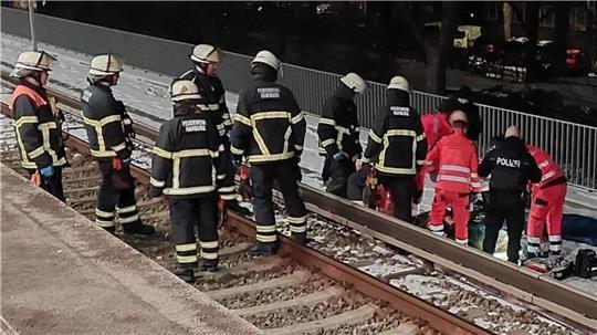 Lebensgefahr: Ein Mann ist am S-Bahnhof Hamburg-Ottensen ins Gleisbett gefallen.