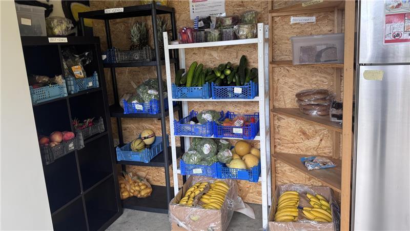 Lebensmittel retten: Blick in das Sortiment des Fairteilers in einer Garage am Jugendzentrum Woodstock im Osterminnerweg 17 in Jork.