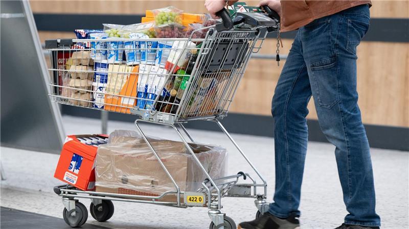Hohe Preise bremsen Sparer: „Notgroschen“ oft zu klein Lebensmittel sind teils deutlich teurer geworden. (Archivbild)