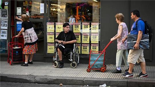 Lebensmittelgeschäft in Buenos Aires: Die jährliche Inflationsrate ist in dem südamerikanischen Land auf über 270 Prozent gestiegen.