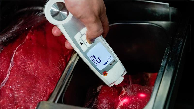 Lebensmittelkontrolleure stellen sich zu Beginn einer Kontrolle immer mit ihrem Namen vor und zeigen ihren Dienstausweis. (Symbolbild)