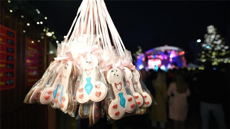 „Hamburgs geilster Weihnachtsmarkt“ Santa Pauli startet Lebkuchen in Penisform hängen an einem Süsswarenstand.