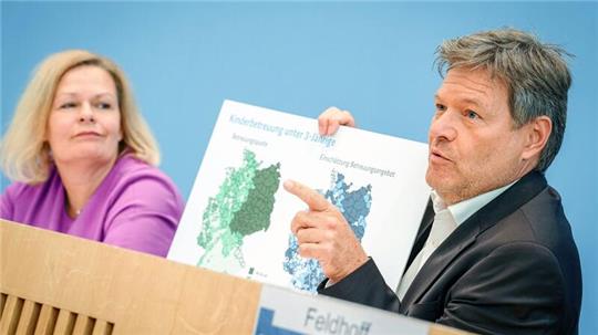 Lebt es sich überall in Deutschland gleichwertig? Bundesinnenministerin Faeser und Wirtschaftsminister Habeck haben dazu einige Zahlen im Angebot.