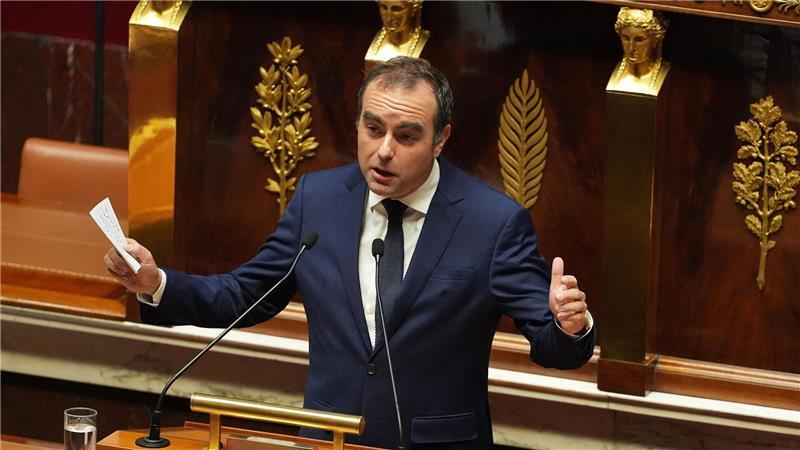 Lecornu hatte ein Aussetzen der umstrittenen Rentenreform von Präsident Emmanuel Macron angekündigt und sich mit diesem Zugeständnis an die Opposition die Unterstützung der Sozialisten gesichert. 