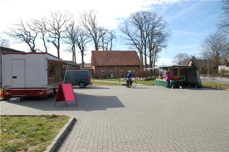 Kaum Stände auf Fredenbecks Wochenmarkt – Marktgilde gekündigt Lediglich Fleischerei Hess aus Cadenberge (links) und Obsthof Heitmann aus Rübke halten derzeit die Stellung auf dem Wochenmarkt. Foto: Laudien
