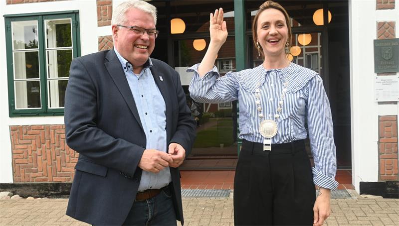 Er schätzt Iron Maiden und das Grundgesetz: Matthias Riel tritt wieder an Lediglich Schauspielerin Anne Roemeth, Bürgermeisterin der Gemeinde Jork in der ZDF-Serie Neuer Wind im Alten Land, machte Matthias Riel sein Amt streitig.