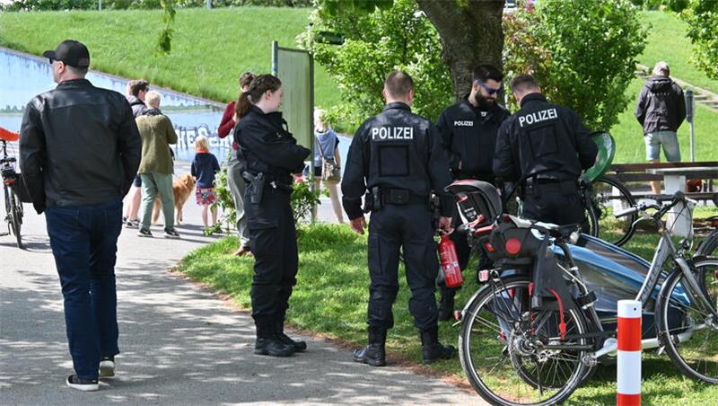 Omas gegen Rechts protestieren gegen AfD-Stand am Lühe-Anleger Lediglich ein kleines Feuerchen in einer Mülltonne musste von der Polizei gelöscht werden.
