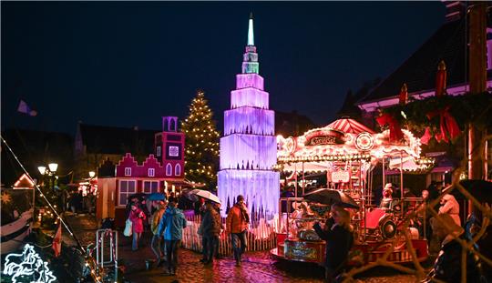 Leer: Blick auf den Tannenbaum aus Glas afen Wiehnachtsmarkt achter'd Waag im ostfriesischen Leer. Foto: Lars Klemmer/dpa