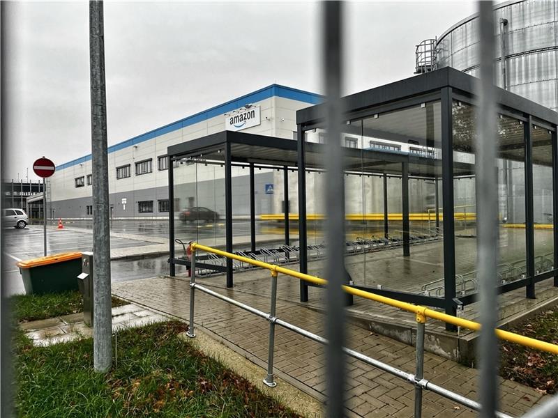 Beim Amazon-Verteilzentrum in Stade rührt sich nichts Leere Fahrradständer und Parkplätze: 125 Mitarbeiter sollten bei Amazon in Stade eigentlich schon vor einem Jahr arbeiten. Foto: Richter