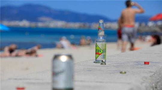 Leere Flaschen und Dosen am Strand Arenal auf Mallorca.