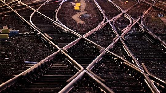 Leere Gleise: Fahrgäste müssen sich in den nächsten Tagen mit erheblichen Einschränkungen im Fern- und Regionalverkehr arrangieren.