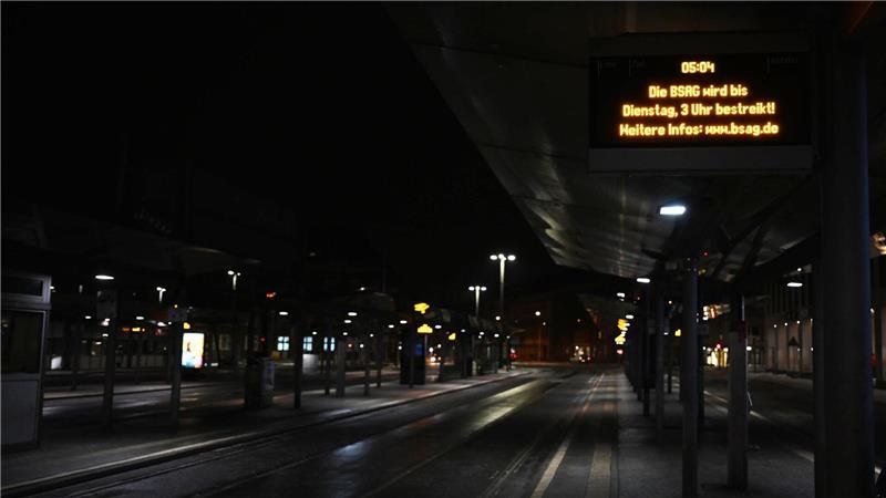 Leere Haltestellen in Bremen: Wegen eines Warnstreiks fahren weder Busse noch Bahnen.