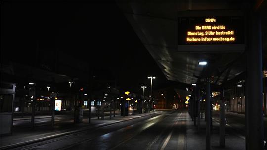 Leere Haltestellen in Bremen: Wegen eines Warnstreiks fahren weder Busse noch Bahnen.