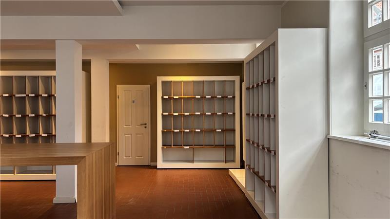 Ex-Weinlager am Fischmarkt in Stade soll zum Stader Treffpunkt werden Leere Regale im ehemaligen Weinlager am Fischmarkt.