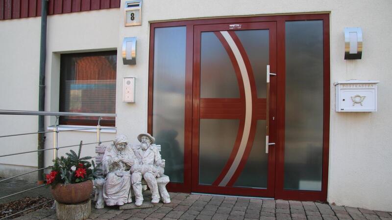 Plötzlich dicht: Pflegeheim-Schließung überrumpelt Angehörige Leere Stille: Das Pflegeheim Ankerplatz in Sahlenburg steht seit der kurzfristigen Schließung leer. Das Eingangsschild wurde bereits entfernt.