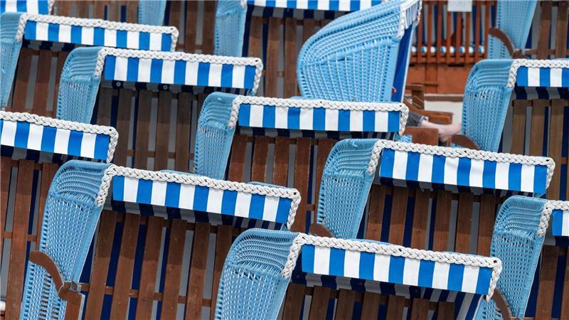 Leere Strandkörbe stehen am Strand des Seebades Binz auf der Insel Rügen. Laut Angaben der Meteorologen wird das Wetter in der Region in den kommenden Tagen von einem Wechsel aus Sonne und Wolken, teils auch Regen bestimmt.