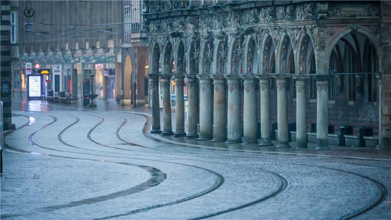 Leere Straßenbahngleise am frühen Morgen vor dem Rathaus. Die Anreise zum Fußballspiel von Werder Bremen mussten viele Anhänger umplanen. 