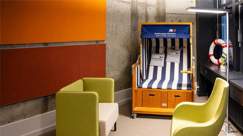 Fachkräfte-Posse um Welcome Center im Norden Leere Stühle im Welcome Center. (Archivbild)