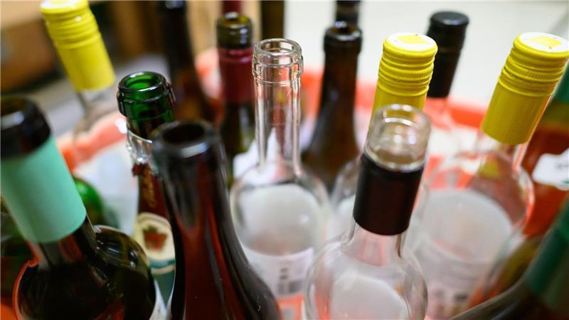 Weltweit mehr als ein Drittel aller Krebsfälle vermeidbar Leere Wein- und Sektflaschen
