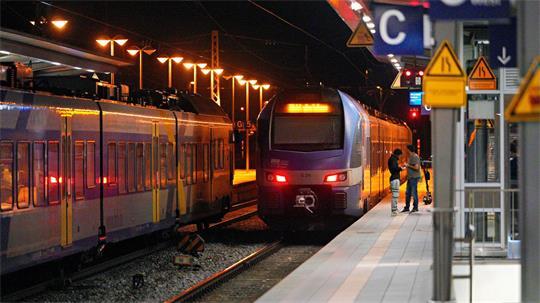 Leere Züge am Bahnhof Rosenheim in Bayern.