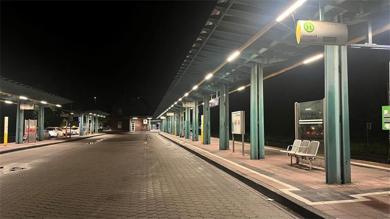 Leergefegt um Mitternacht ist der Bussteig am Stader Bahnhof.