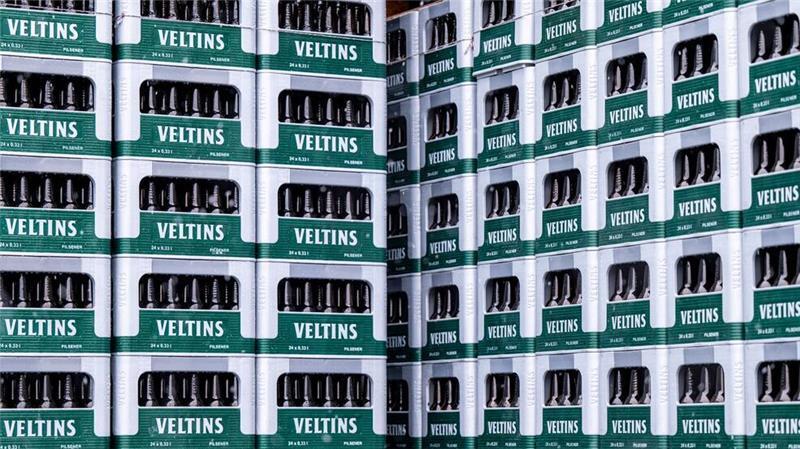 Leergut der Marke Veltins steht auf dem Firmengelände. 