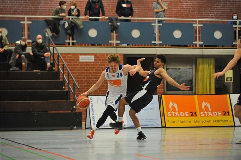 Leevi Erkkilä (links) und der VfL Stade feierten einen knappen Sieg gegen die Berlin Braves. Der 1,92 Meter große Shooting Guard erzielte zehn Punkte, nutzte im Schnitt aber nur jeden fünften Versuch – beispielhaft für den Abschluss beim Vf