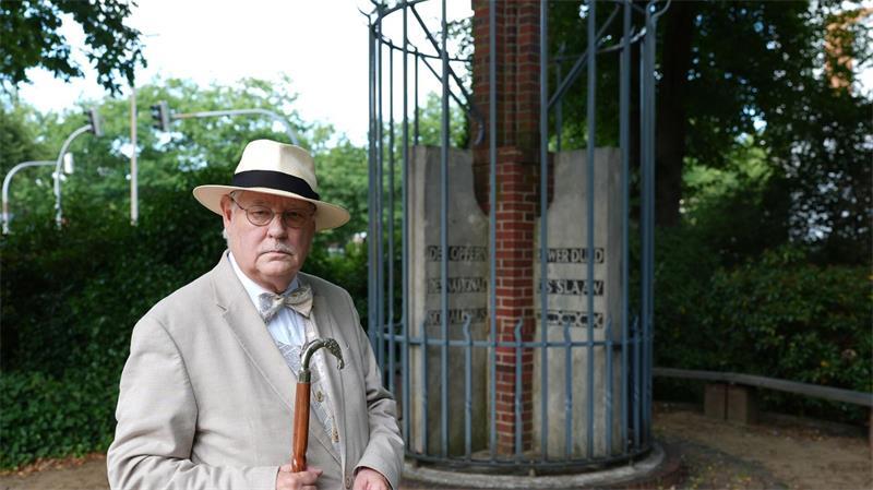 Wie ein KZ-Überlebender und ein Ex-Nazi ein Mahnmal schufen Legband stammt aus Itzehoe und kümmert sich seit Jahrzehnten um die Gedenksäule.