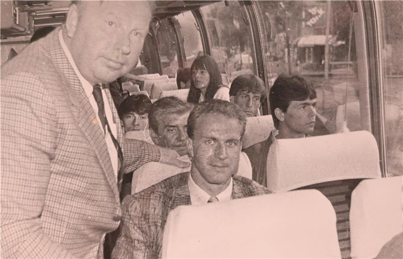 Legendär: Bei der Busfahrt war auch der langjährige TAGEBLATT-Fußballberichterstatter Dieter Albrecht dabei. Er erfuhr als weltweit erster Journalist vom Rücktritt Rummenigges aus der Nationalmannschaft.