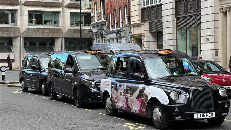 Der langsame Abschied vom Taxi-Beige Legendär sind die Londoner Taxis - die „Black Cabs“. (Archivbild)
