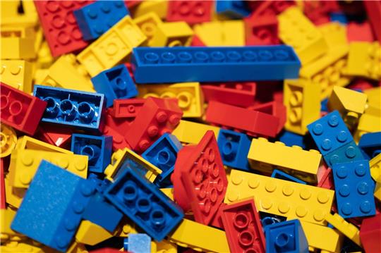 Legosteine liegen übereinander.