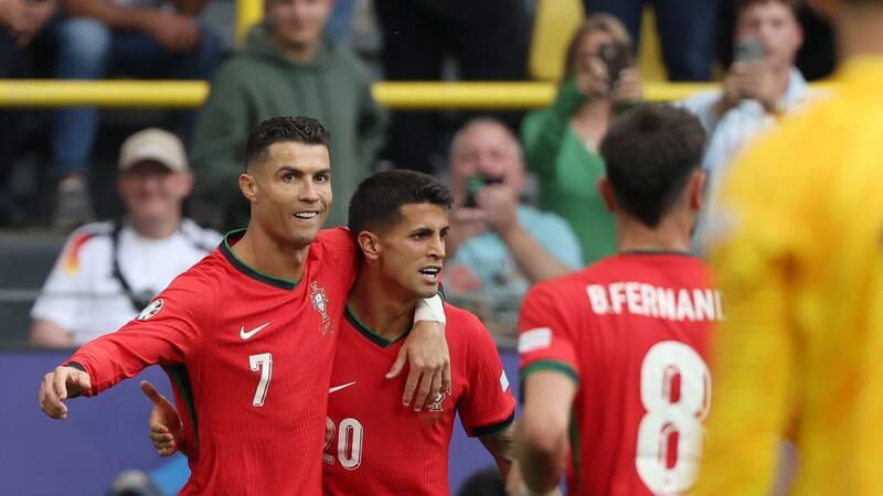 Kurioses türkisches Eigentor hilft: Portugal im Achtelfinale Legte das dritte Tor Portugals auf: Cristiano Ronaldo (l).