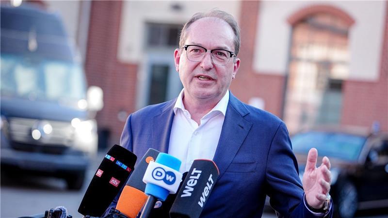 Richterwahl: SPD nennt CSU-Aussagen „unerträglich“ Legte der SPD-Kandidatin indirekt den Rückzug nahe: Alexander Dobrindt.