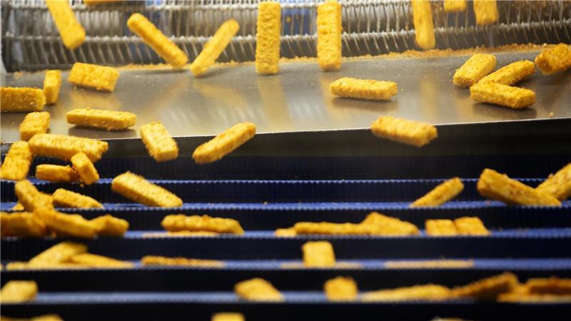 Fischstäbchen-Hauptstadt Bremerhaven: So wichtig sind sie für die Region Legte man die täglich in Bremerhaven produzierten Fischstäbchen aneinander, würde ihre Länge von Bremerhaven bis nach Paris reichen.