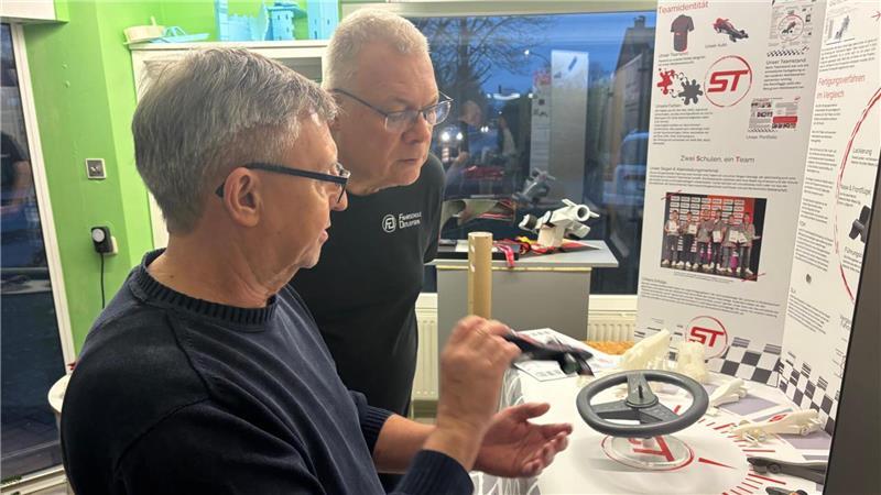 Lehrer Gerd Iffland (links) erklärt Michael Detlefsen, welche Projekte in der MINT-Werkstatt der Schule am Auetal umgesetzt werden.