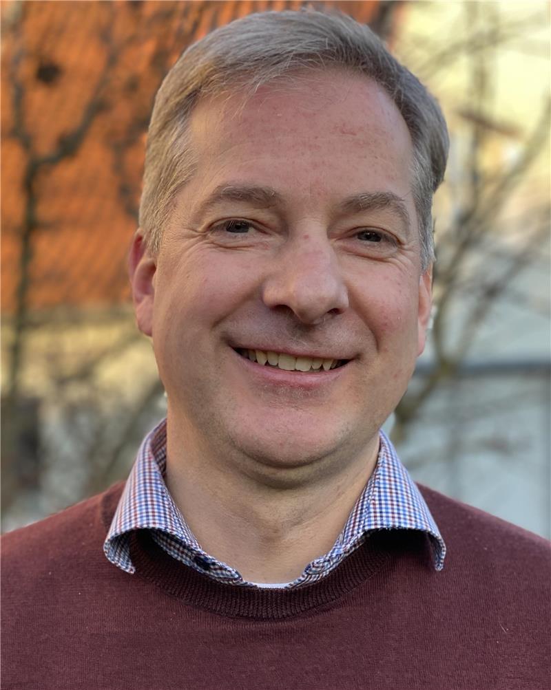 Von der Liebe zum Cello: Wenn die Musikklasse das Feuer entfacht Lehrer Hinnerk Otten hat die Bläserklassen am Gymnasium Süd ins Leben gerufen. Zusammen mit Andreas Désor von der Halepaghen-Schule bildet er das Dirigenten-Duo des Buxtehuder Jugend-Sinfonie-Orchesters.