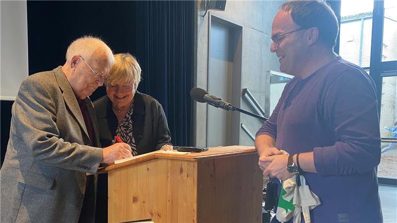 Buxtehuder Bulle: So wird Gewinnerin Maja Nielsen gefeiert Lehrer Ronny Wittig findet es toll, dass Maja Nielsen und Joachim Neumann die Geschichte für die Jugendlichen lebendig machen und lässt sein Buch-Exemplar gleich signieren.