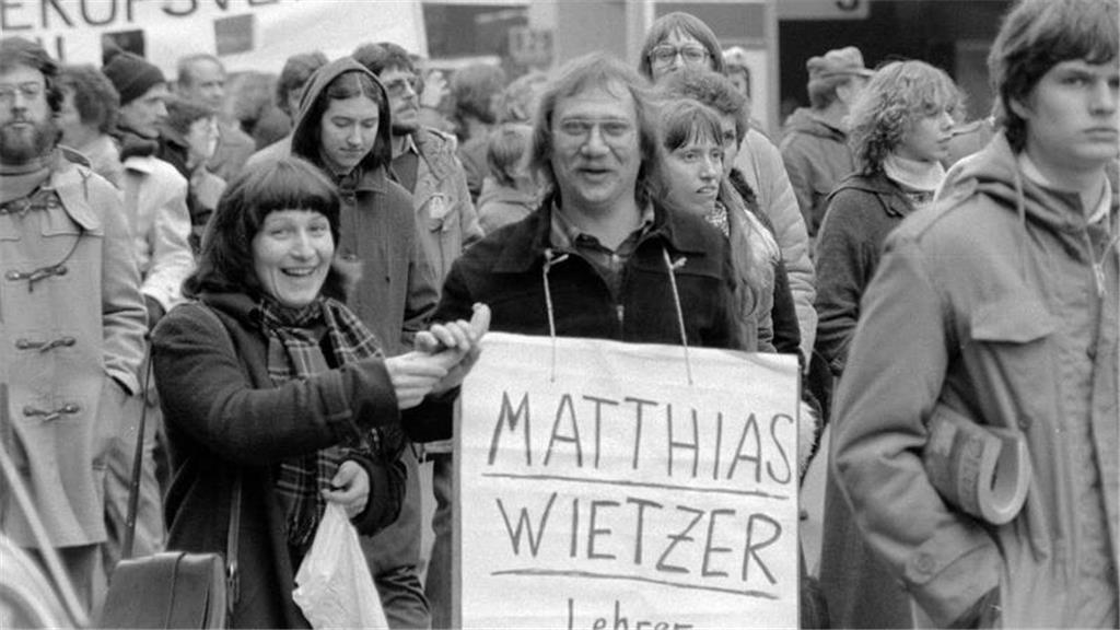 Lehrer in Stade demonstrieren gegen das Berufsverbot. 