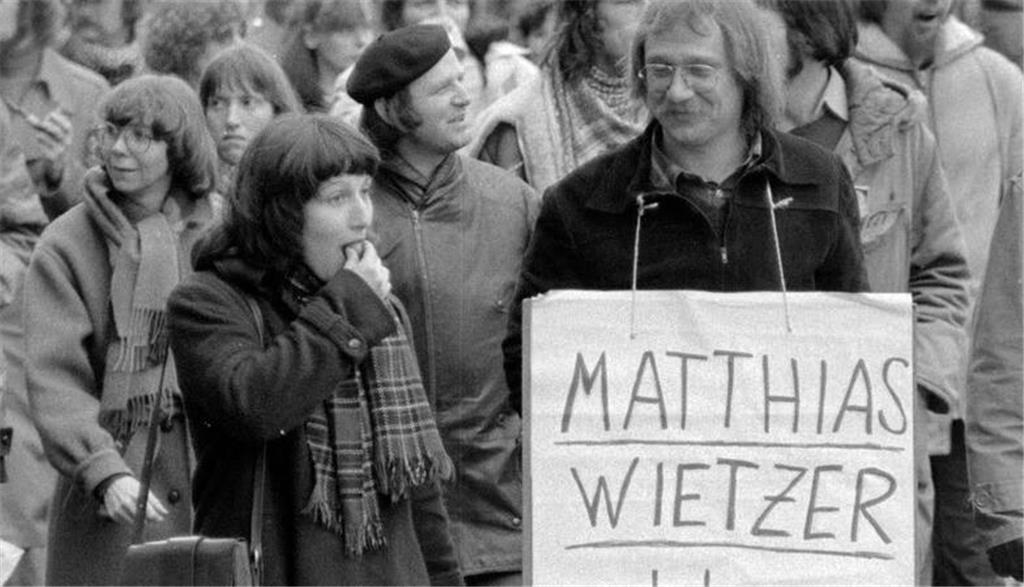 Lehrer in Stade demonstrieren gegen das Berufsverbot. 