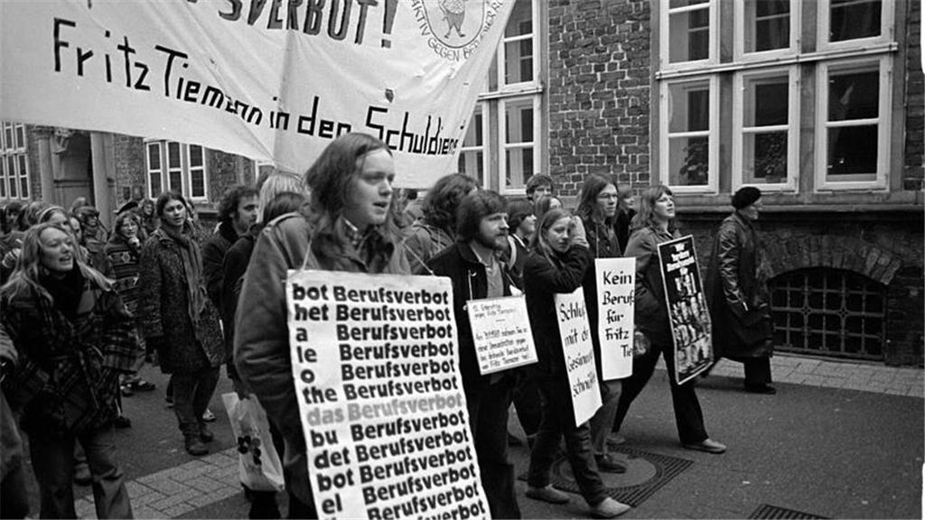 Lehrer in Stade demonstrieren gegen das Berufsverbot. 