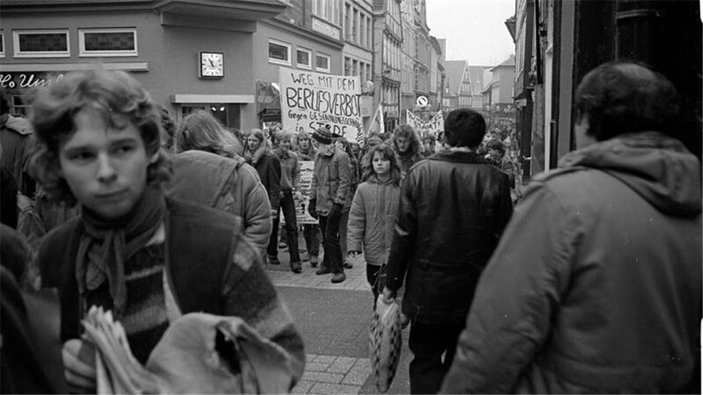 Lehrer in Stade demonstrieren gegen das Berufsverbot. 