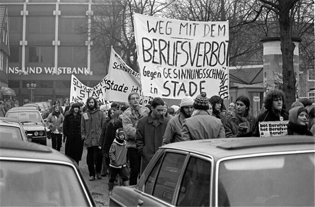Lehrer in Stade demonstrieren gegen das Berufsverbot. 