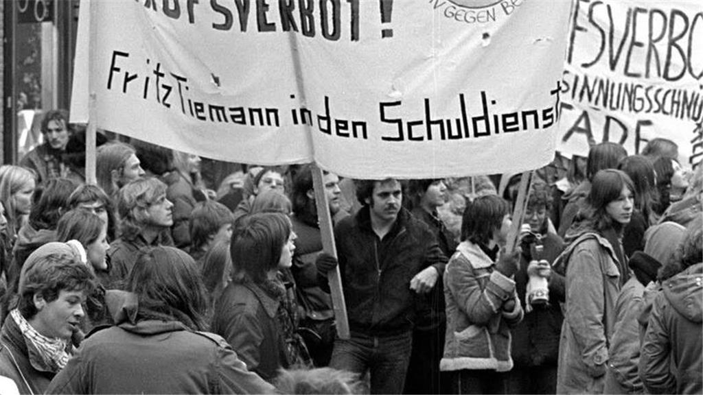Lehrer in Stade demonstrieren gegen das Berufsverbot. 