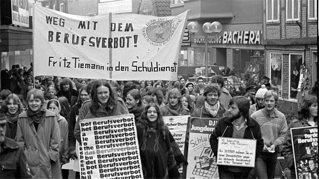 Lehrer in Stade demonstrieren gegen das Berufsverbot. 