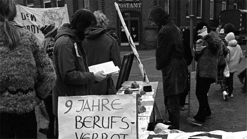 Lehrer in Stade demonstrieren gegen das Berufsverbot. 