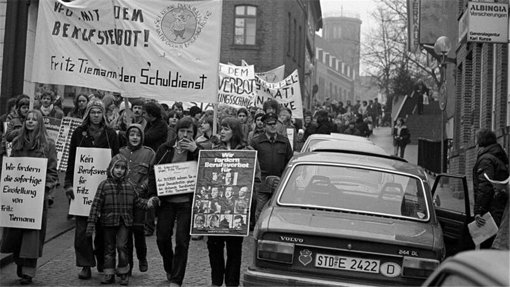 Lehrer in Stade demonstrieren gegen das Berufsverbot. 