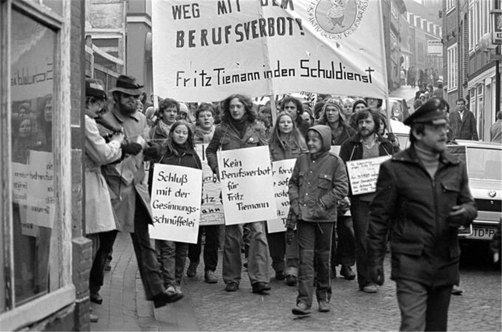 Lehrer in Stade demonstrieren gegen das Berufsverbot. 