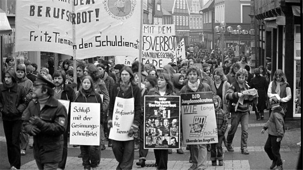 Lehrer in Stade demonstrieren gegen das Berufsverbot. 