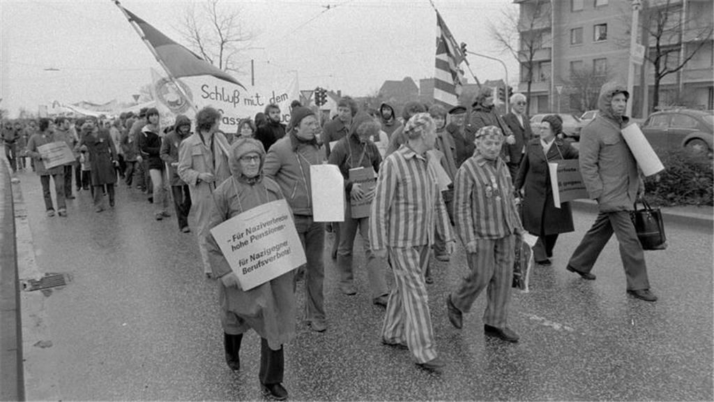 Lehrer in Stade demonstrieren gegen das Berufsverbot. 