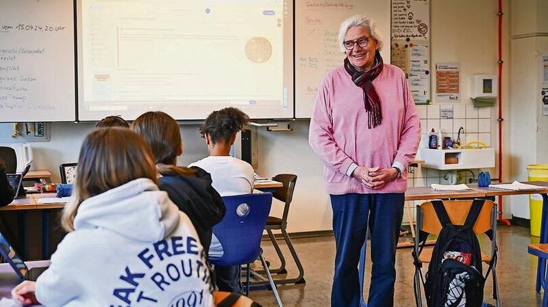 Ausnahme-Lehrer: Er steht auch mit 74 Jahren noch voll im Job Lehrer mit Leib und Seele: Rolf Traue unterrichtet „seine“ Schüler der Oberschule Heinrich-Heine-Schule mit viel Empathie.